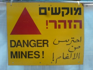 Multilingual_landmine_warning_sign